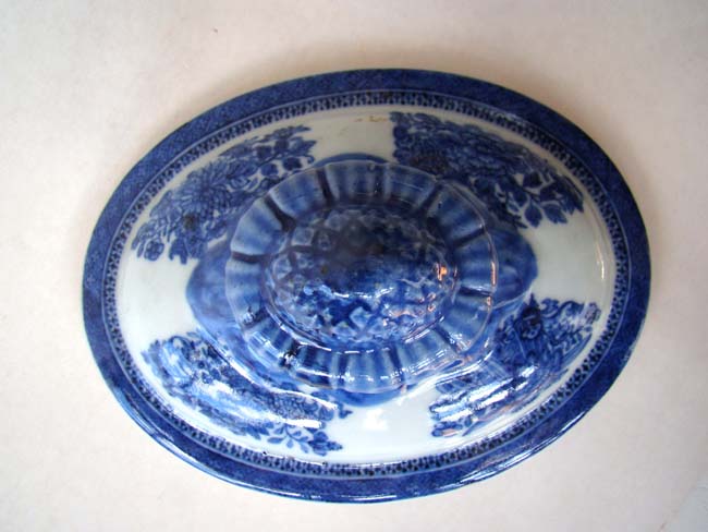 A wonderful small Chinese export porcelain blue Fitzhugh oval sauce tureen and cover circa 1810 — image 2